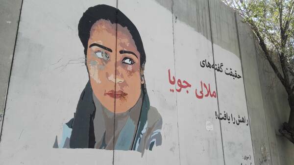 Талибы убирают изображения женщин со стен в Кабуле