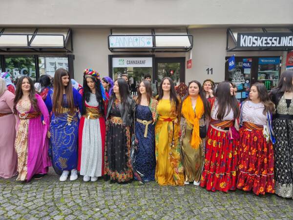Женщины выступили на 35-м фестивале народных танцев Курдистана