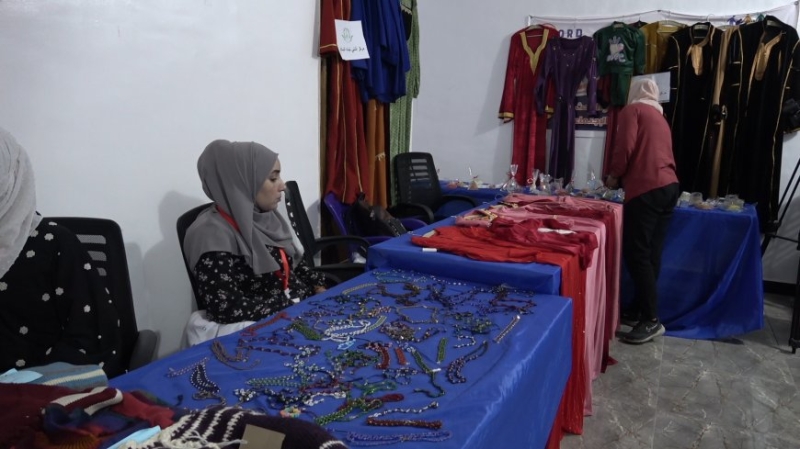 Изделия, изготовленные женщинами, покинувшими лагерь «Холь», выставлены в Ракке