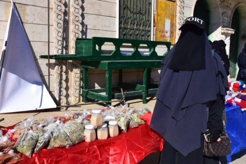 Женщины, вернувшиеся из лагеря Холь, представили свои изделия на общественном рынке в Ракке