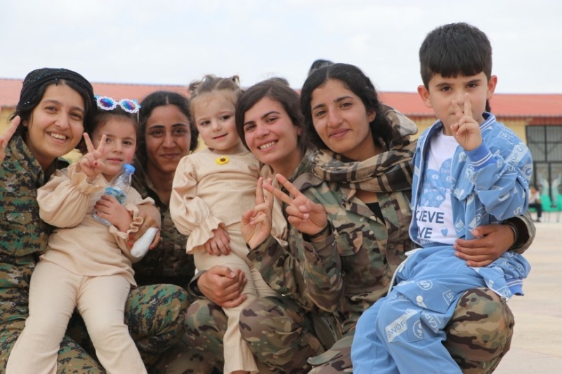 В Хасаке прошел военный парад по случаю 12-й годовщины ЖОС и дня рождения Оджалана