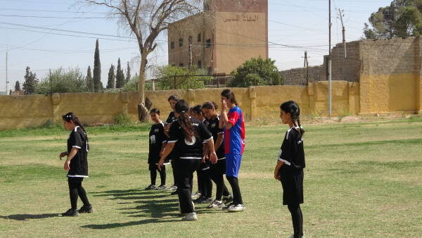 Перемещенные жительницы Африна преуспели в футболе