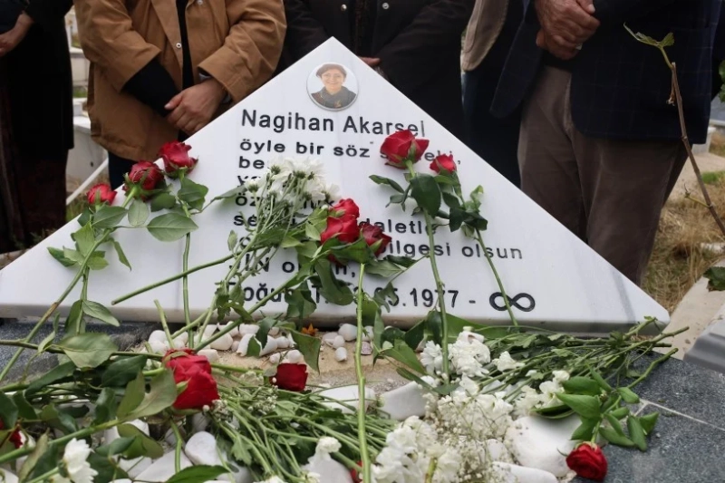 Память Нагихан Акарсель почтили на её могиле